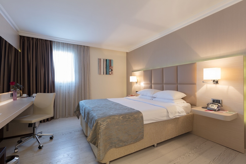 Ramada by Wyndham Sofia City Center — Hotel rooms in Sofia, Sofia (province)