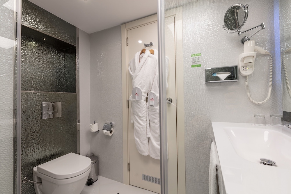 Ramada by Wyndham Sofia City Center — Hotel rooms in Sofia, Sofia (province)