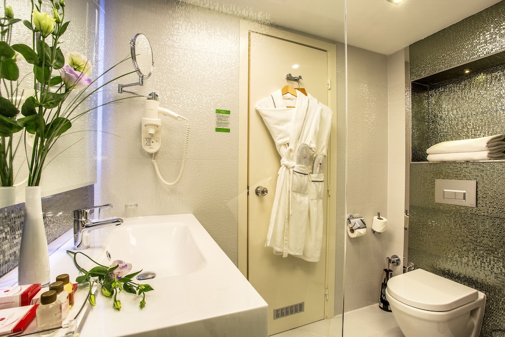 Ramada by Wyndham Sofia City Center — Hotel rooms in Sofia, Sofia (province)