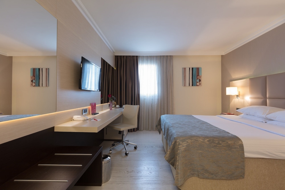 Ramada by Wyndham Sofia City Center — Hotel rooms in Sofia, Sofia (province)