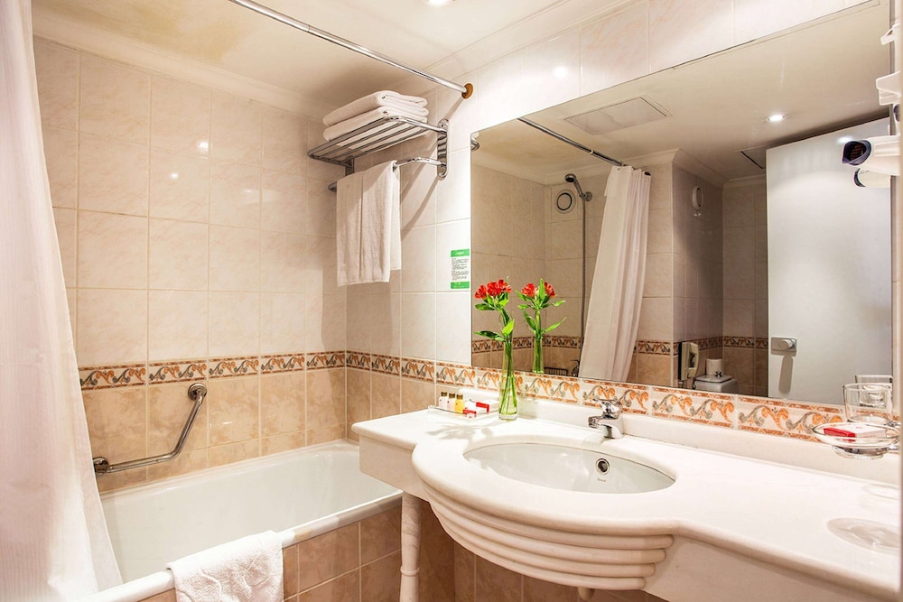 Ramada by Wyndham Sofia City Center — Hotel rooms in Sofia, Sofia (province)