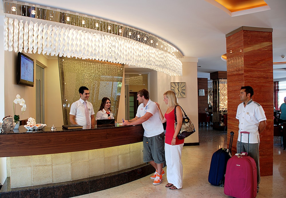 Grand Okan Hotel — Hotel building in Alanya