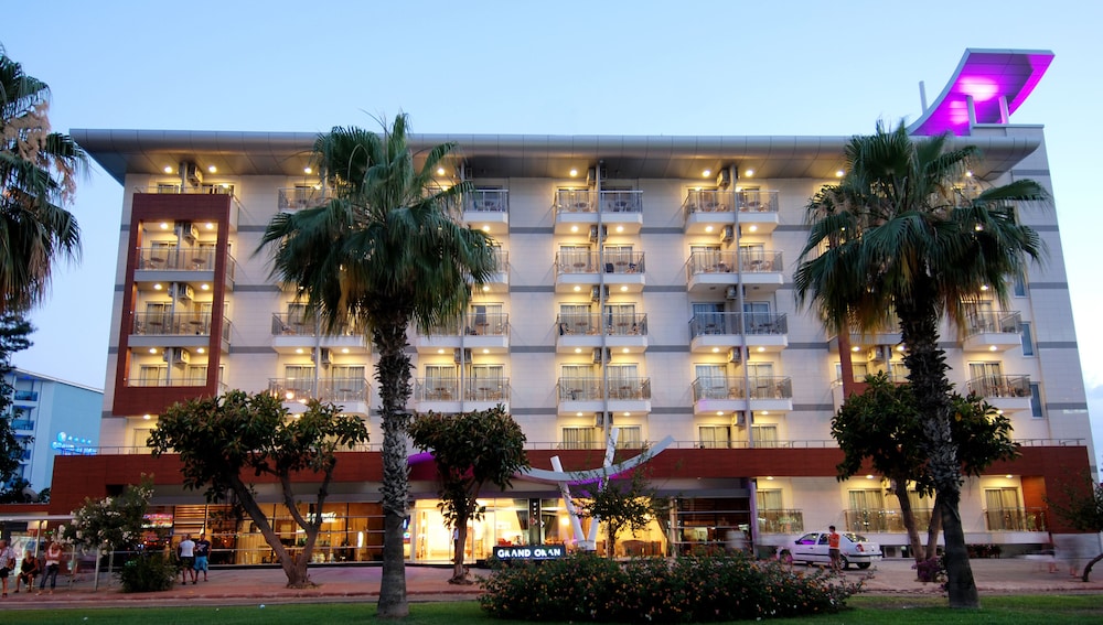 Grand Okan Hotel — Hotel building in Alanya