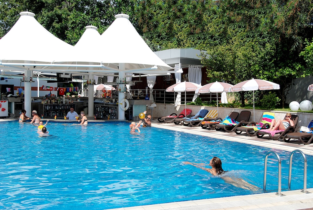 Grand Okan Hotel — Swimming pool in Alanya