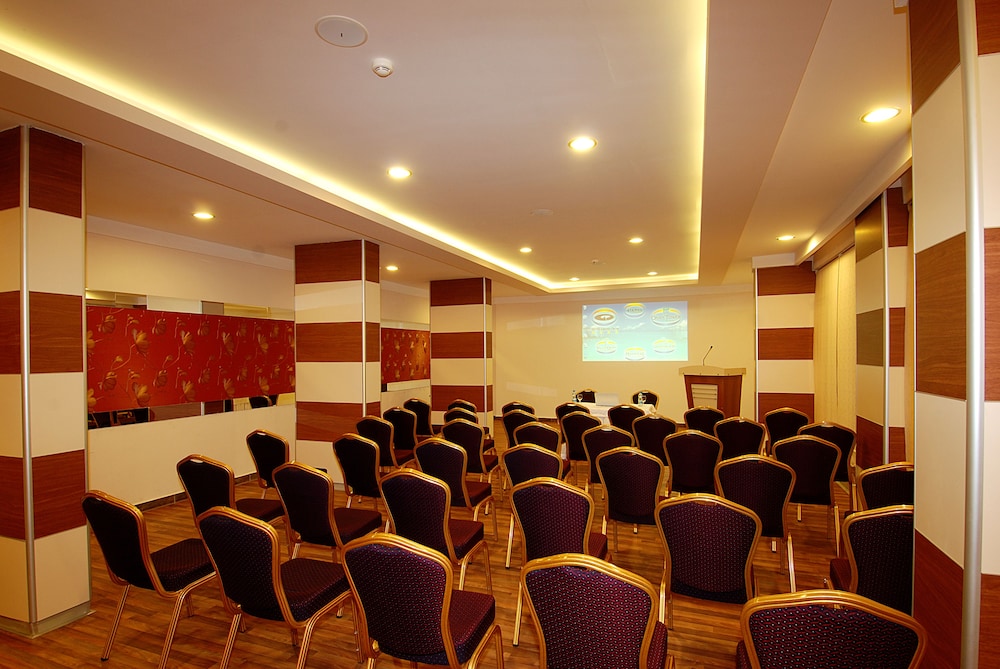 Grand Okan Hotel — Hotel building in Alanya
