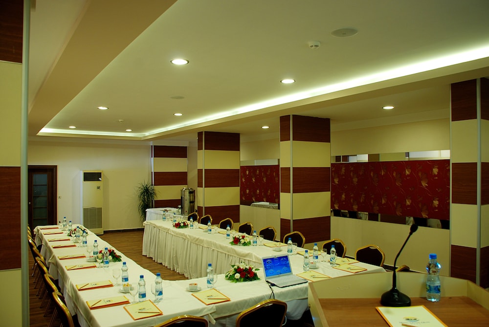 Grand Okan Hotel — Hotel building in Alanya