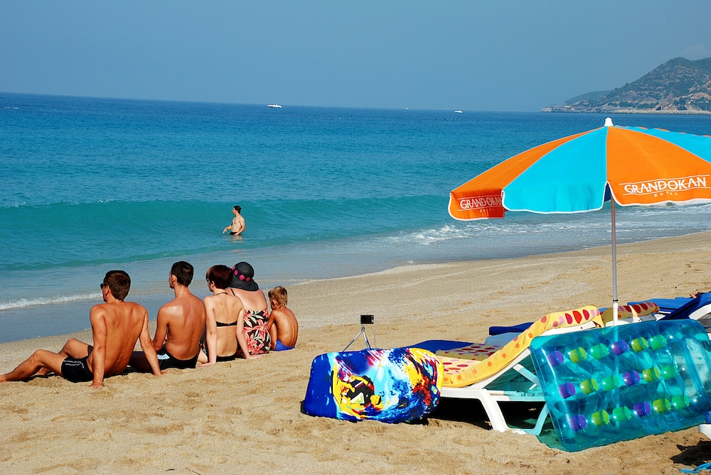 Grand Okan Hotel — Beach in Alanya