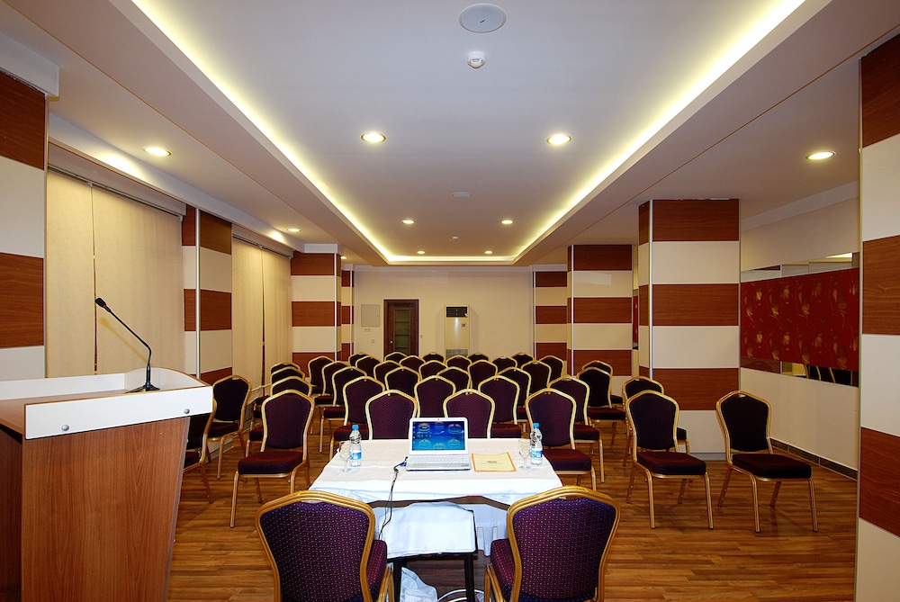 Grand Okan Hotel — Hotel building in Alanya