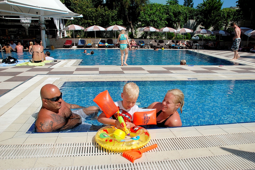 Grand Okan Hotel — Swimming pool in Alanya