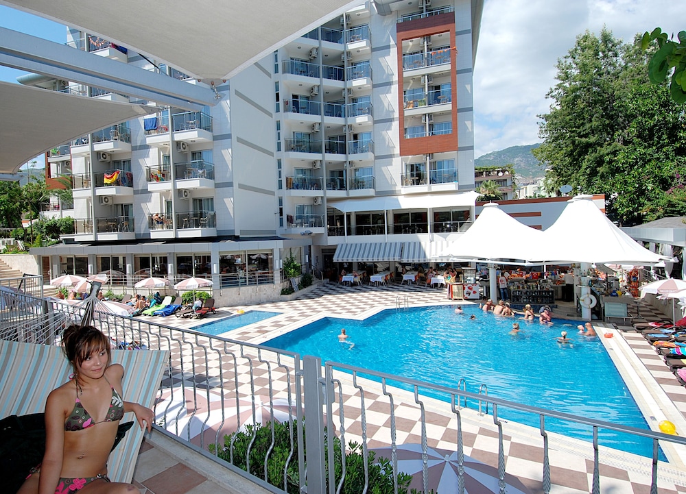 Grand Okan Hotel — Swimming pool in Alanya