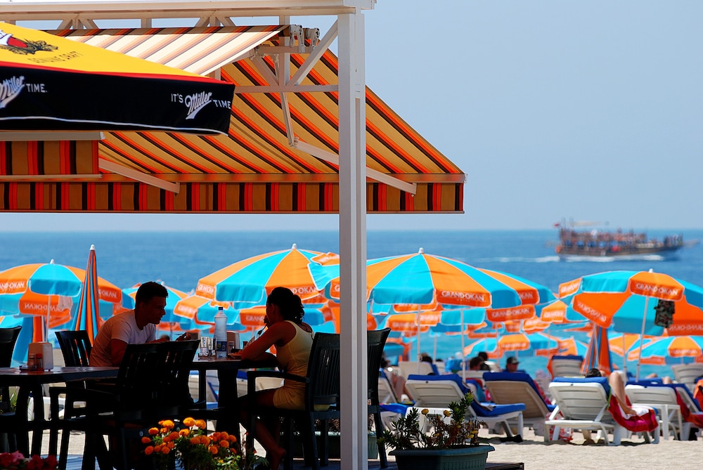Grand Okan Hotel — Beach in Alanya