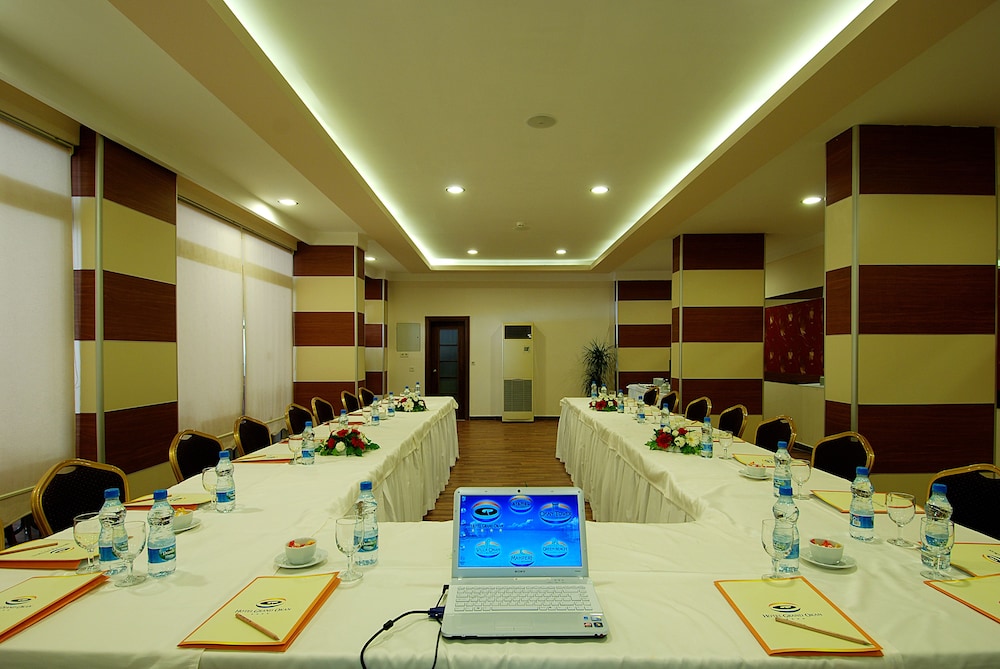Grand Okan Hotel — Hotel building in Alanya