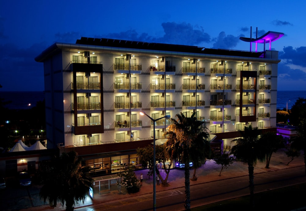 Grand Okan Hotel — Hotel building in Alanya