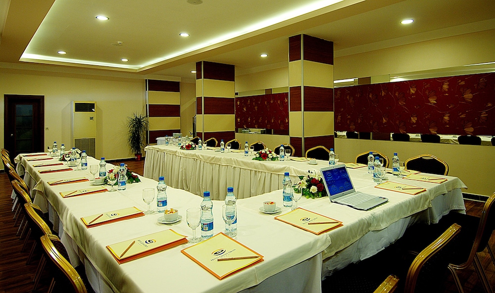 Grand Okan Hotel — Hotel building in Alanya