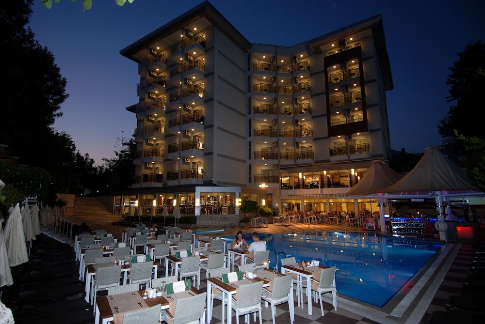 Grand Okan Hotel — Hotel building in Alanya