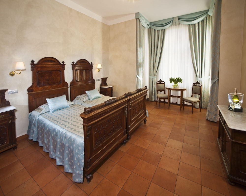 Hotel Caesar Prague — Hotel rooms in Prague, Prague