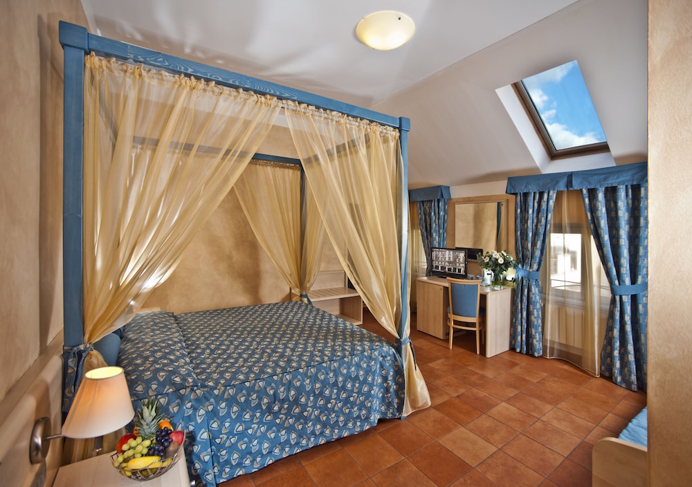 Hotel Caesar Prague — Hotel rooms in Prague, Prague