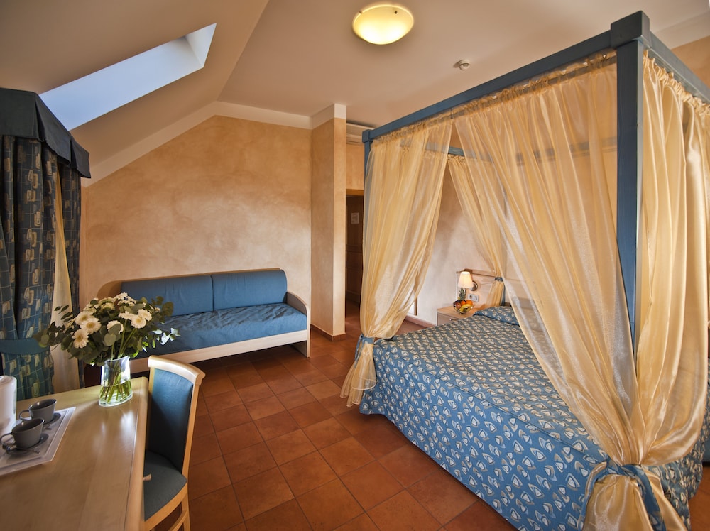 Hotel Caesar Prague — Hotel rooms in Prague, Prague
