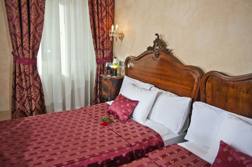 Hotel Caesar Prague — Hotel rooms in Prague, Prague