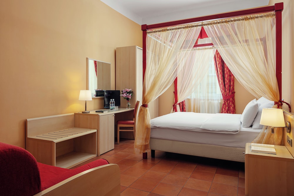Hotel Caesar Prague — Hotel rooms in Prague, Prague