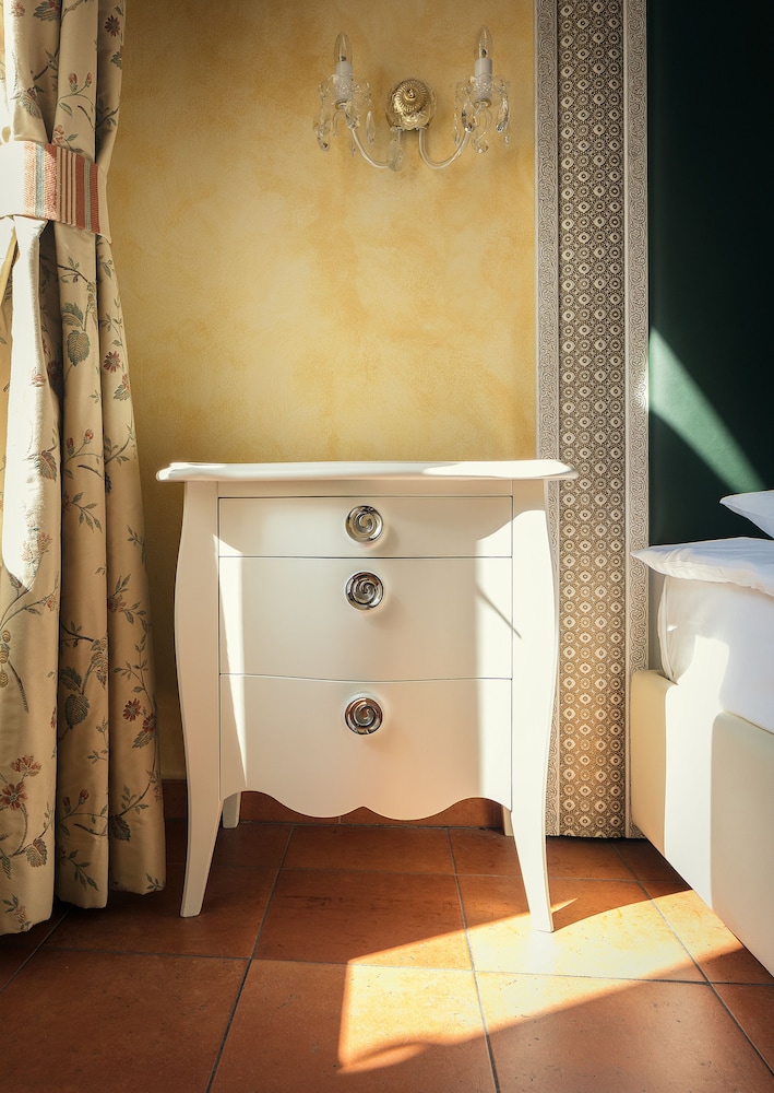 Hotel Caesar Prague — Hotel rooms in Prague, Prague