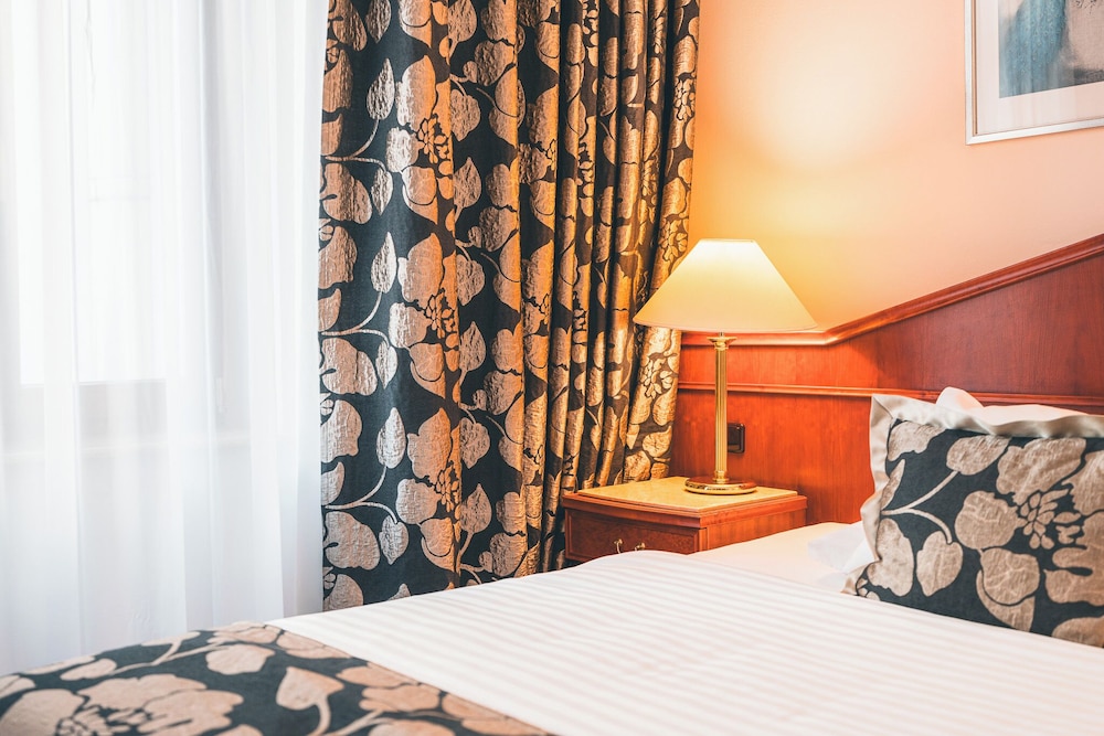 Hotel Carlton — Hotel rooms in Prague, Prague