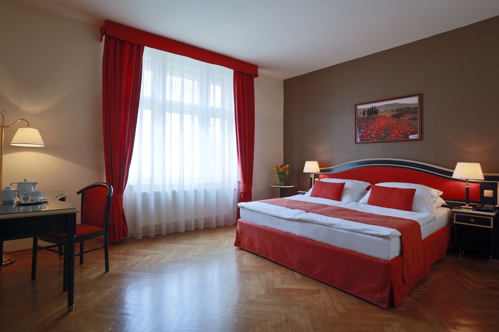 Hotel Elysee — Hotel rooms in Prague, Prague