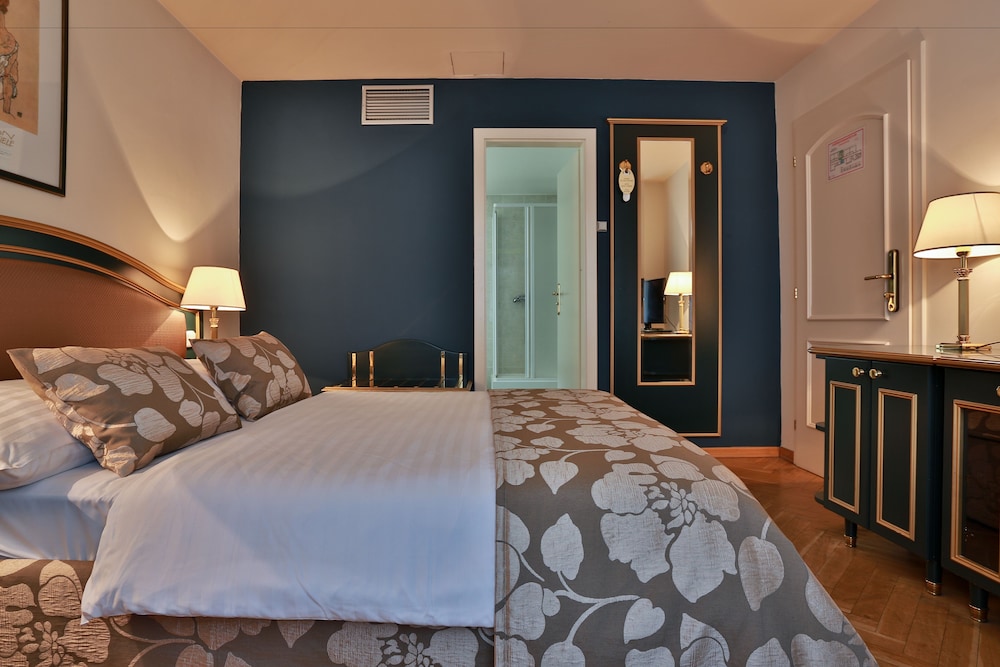 Hotel Elysee — Hotel rooms in Prague, Prague