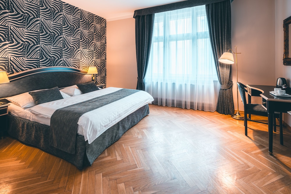 Hotel Elysee — Hotel rooms in Prague, Prague