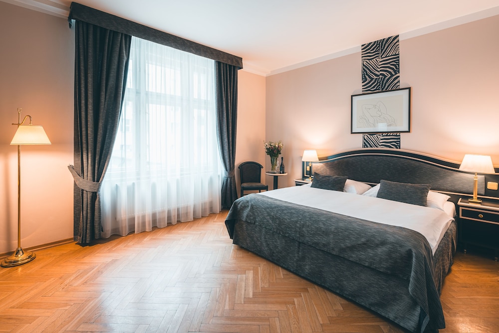 Hotel Elysee — Hotel rooms in Prague, Prague