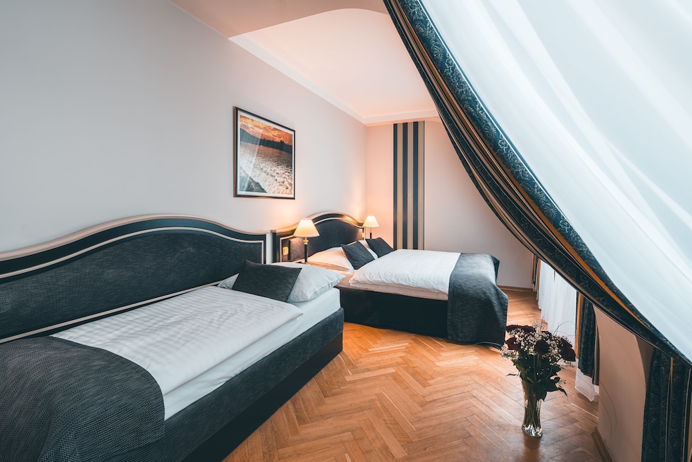 Hotel Elysee — Hotel rooms in Prague, Prague