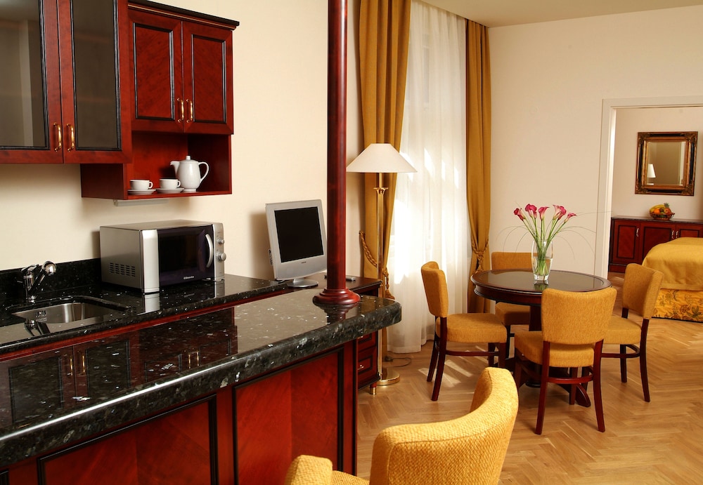 Hotel Elysee — Hotel rooms in Prague, Prague