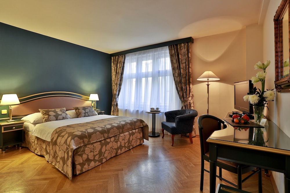 Hotel Elysee — Hotel rooms in Prague, Prague