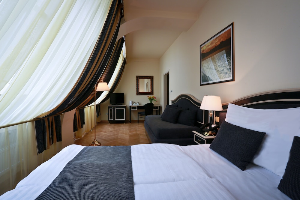 Hotel Elysee — Hotel rooms in Prague, Prague