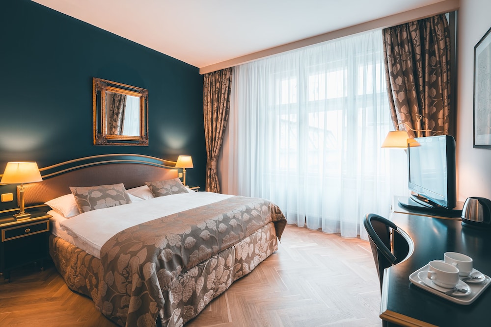 Hotel Elysee — Hotel rooms in Prague, Prague