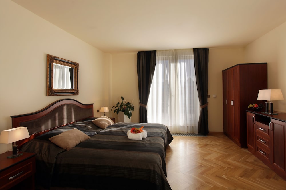 Hotel Elysee — Hotel rooms in Prague, Prague