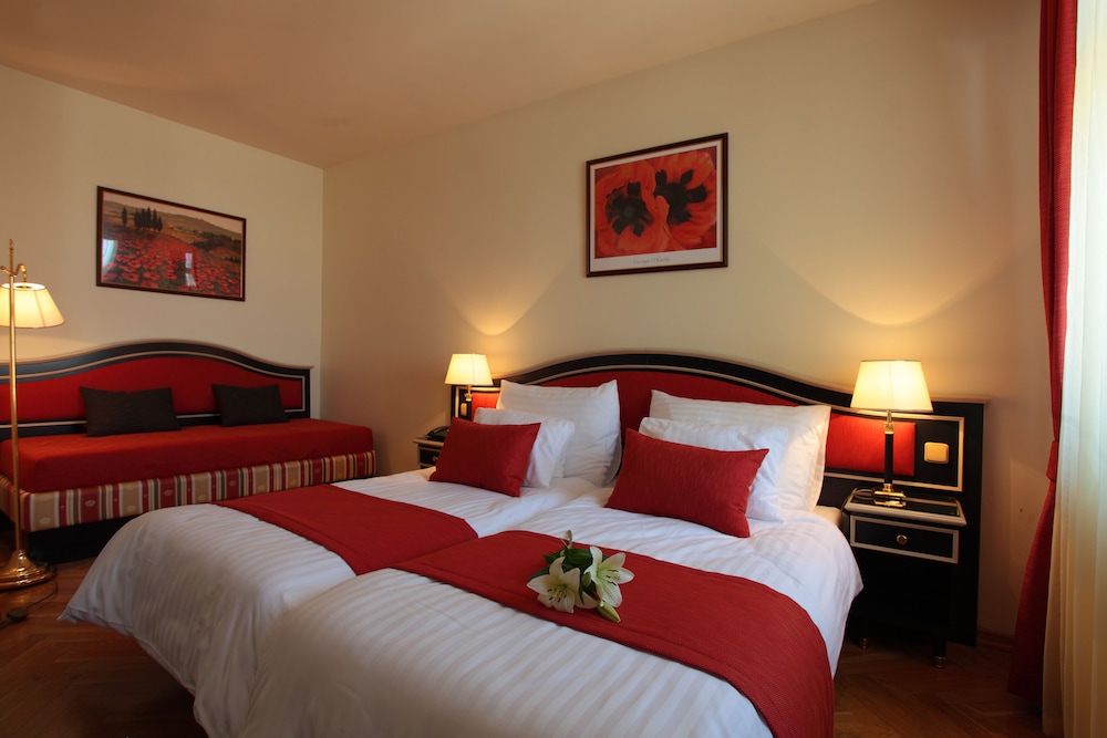 Hotel Elysee — Hotel rooms in Prague, Prague