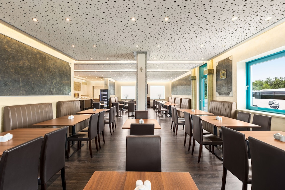 Amedia Express Prag, Trademark Collection by Wyndham — Restaurant & bars in Prague, Prague