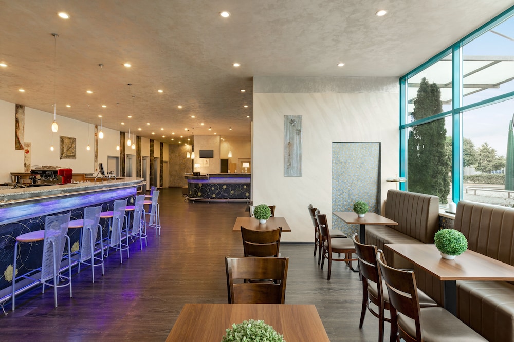 Amedia Express Prag, Trademark Collection by Wyndham — Restaurant & bars in Prague, Prague