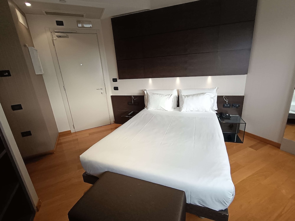 Best Western Plus The Hub Hotel — Hotel rooms in Milan, Lombardy