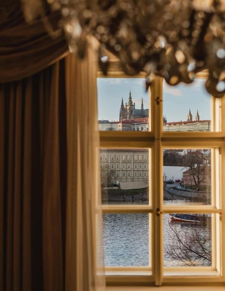 Four Seasons Hotel Prague — Hotel rooms in Prague, Prague