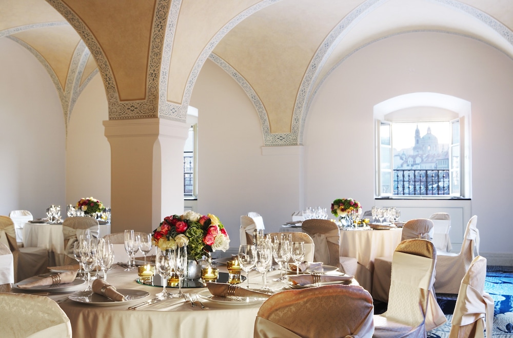 Four Seasons Hotel Prague — Restaurant & bars in Prague, Prague