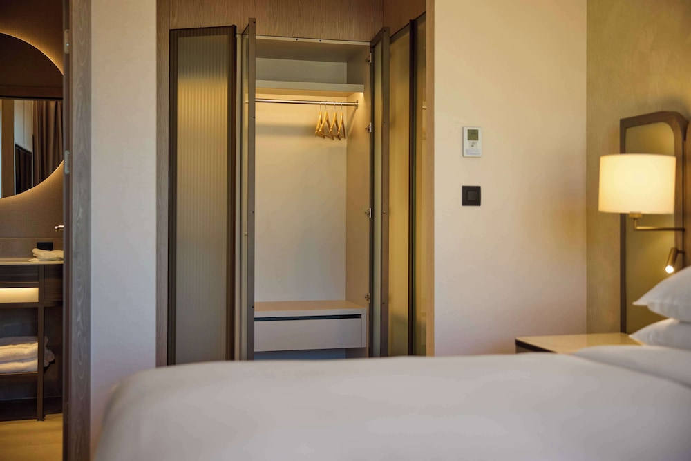 Hilton Sofia — Hotel rooms in Sofia, Sofia (province)