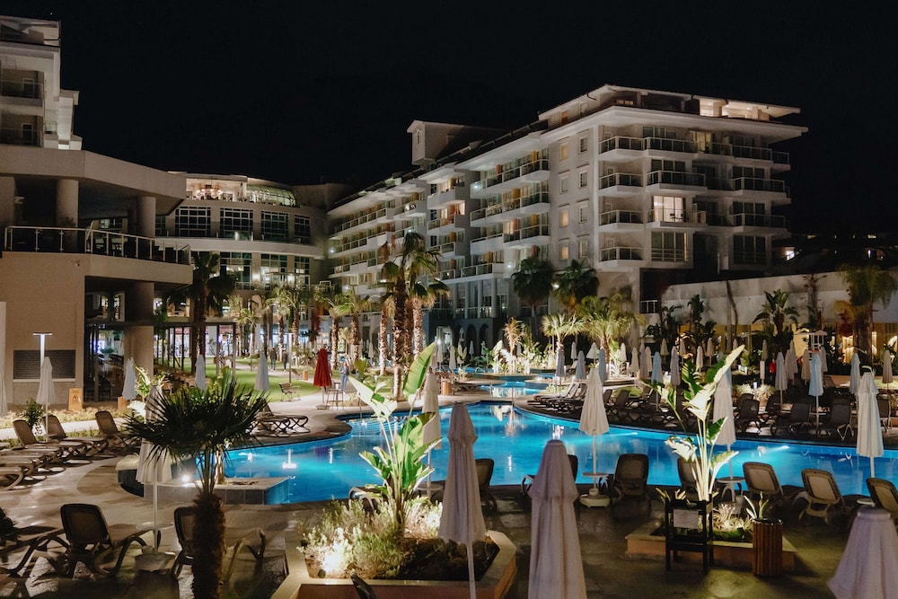 Akra Kemer - All Inclusive — Hotel building in Kemer