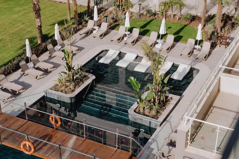 Akra Kemer - All Inclusive — Hotel building in Kemer