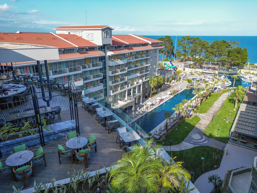Akra Kemer - All Inclusive — Hotel building in Kemer