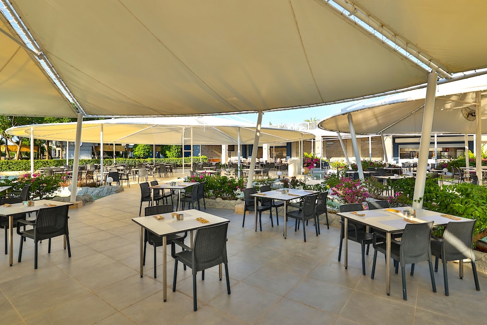 Crystal Centro Pearl Collection - All inclusive — Restaurant & bars in Lara