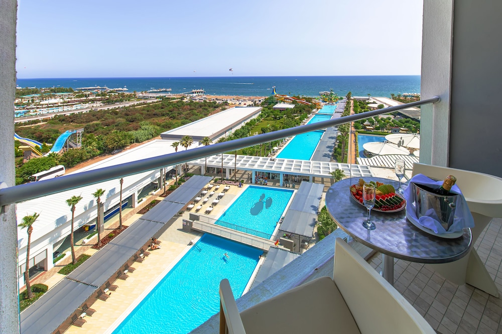 Crystal Centro Pearl Collection - All inclusive — Swimming pool in Lara