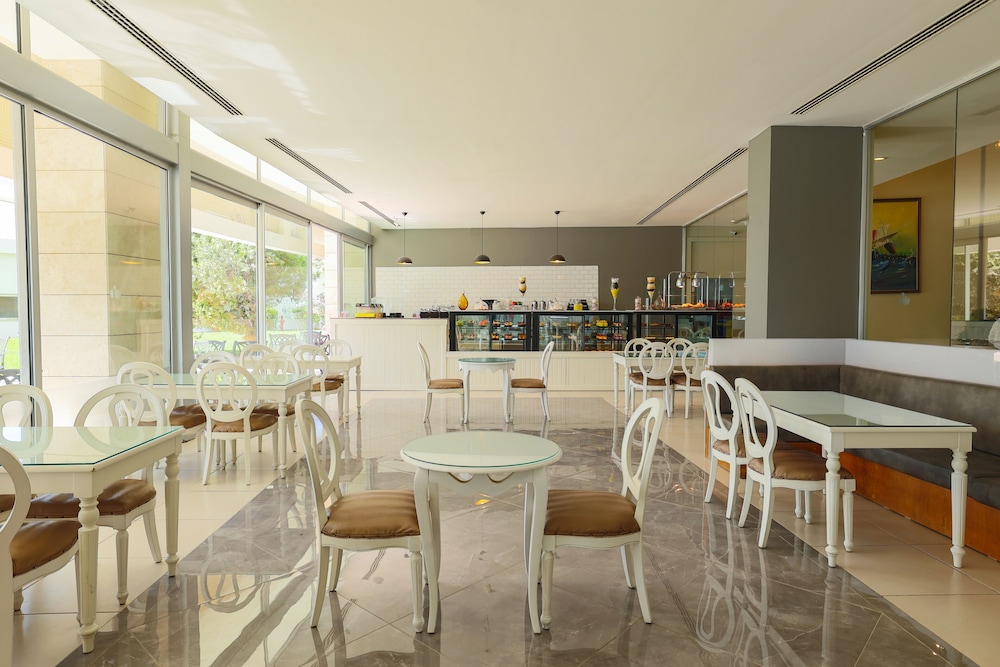 Crystal Centro Pearl Collection - All inclusive — Restaurant & bars in Lara