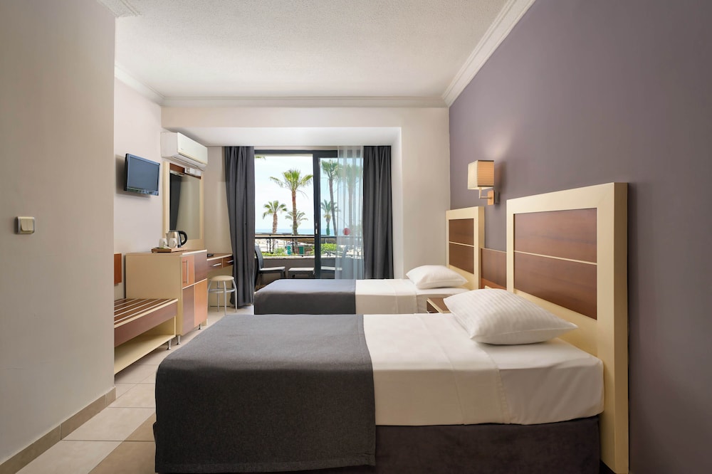 Krizantem Hotel - All Inclusive — Hotel rooms in Alanya